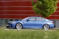 BMW M5 2011 bleu 3/4 avant gauche filé