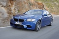 BMW M5 2011 bleu 3/4 avant gauche travelling penché 13