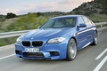 BMW M5 2011 bleu 3/4 avant gauche travelling penché 2