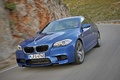 BMW M5 2011 bleu 3/4 avant gauche travelling penché 4