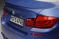 BMW M5 2011 bleu béquet debout