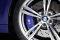 BMW M5 2011 -  bleu - détail, jante + étrier