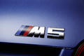 BMW M5 2011 -  bleu - détail, logo