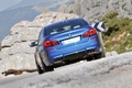 BMW M5 2011 bleu face arrière penché