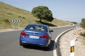 BMW M5 2011 bleu face arrière travelling penché
