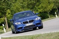 BMW M5 2011 bleu face avant penché