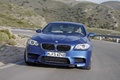 BMW M5 2011 bleu face avant travelling penché 2