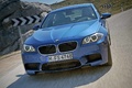 BMW M5 2011 bleu face avant travelling penché
