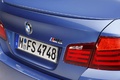 BMW M5 2011 bleu logos coffre