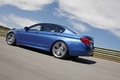 BMW M5 2011 bleu profil travelling penché 2