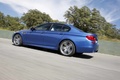 BMW M5 2011 bleu profil travelling penché