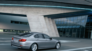 BMW Série 5 2010 - grise - 3/4 arrière droit, dynamique