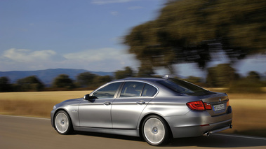 BMW Série 5 2010 - grise - 3/4 arrière gauche, dynamique