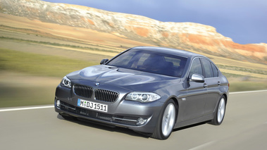 BMW Série 5 2010 - grise - 3/4 avant gauche dynamique