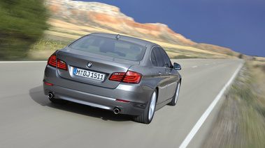 BMW Série 5 2010 - grise - arrière, dynamique