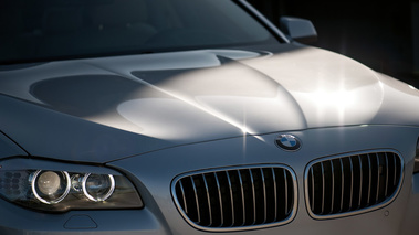 BMW Série 5 2010 - grise - capot, calandre, phares