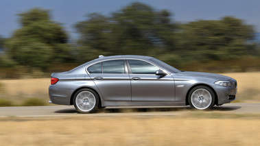 BMW Série 5 2010 - grise - profil, dynamique