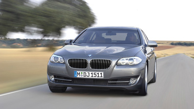 BMW Série 5 - grise - avant, dynamique