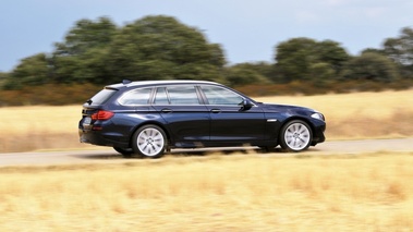 BMW Série 5 Touring - bleu marine - profil