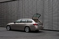 BMW Série 5 Touring - gris - lunette arrière ouverte