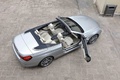 BMW Série 6 Cabriolet gris 3/4 arrière droit porte ouverte vue de haut