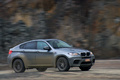 BMW X6 M anthracite 3/4 avant droit filé