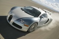 Bugatti Veyron blanc/bleu 3/4 avant gauche travelling