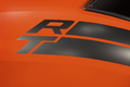 Dodge Challenger R/T orange logo aile arrière
