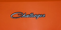Dodge Challenger R/T orange logo aile avant