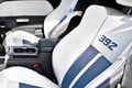 Dodge Challenger SRT-8 bleu sièges debout