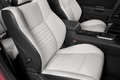 Dodge Challenger SRT-8 rose sièges debout