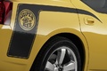 Dodge Charger SRT-8 SuperBee jaune logo aile arrière debout
