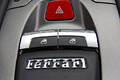 Ferrari 458 Italia noir console centrale debout