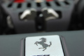 Ferrari 458 Italia noir plaque moteur debout
