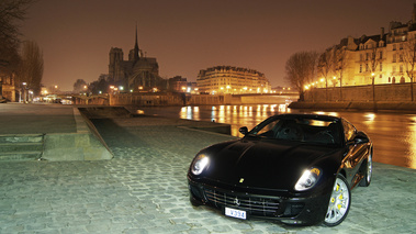 Ferrari 599 GTB Fiorano noir Notre Dame de Paris 3/4 avant gauche