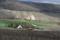 Ferrari 599 GTB Fiorano rouge roulant dans un vignoble de champagne 2.