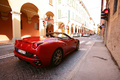 Ferrari California HELE - rouge - 3/4 arrière droit, en ville