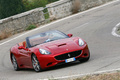 Ferrari California HELE - rouge - 3/4 avant droit, dynamique en virage