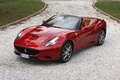 Ferrari California HELE rouge 3/4 avant gauche vue de haut