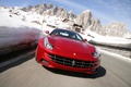 Ferrari FF rouge face avant travelling penché