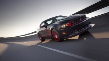 Ford Mustang Boss 302 Laguna Seca - noire/rouge - 3/4 avant droit, dynamique