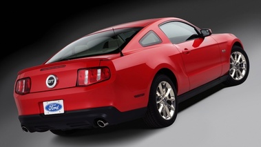 Ford Mustang GT 2011 - rouge - 3/4 arrière droit