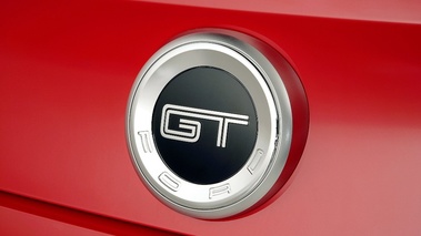 Ford Mustang GT 2011 - rouge - détail, logo