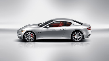 Maserati GranTurismo gris profil