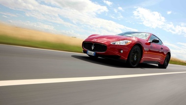 Maserati GranTurismo MC SportLine rouge 3/4 avant gauche travelling penché 2
