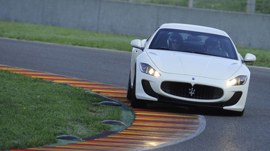 Maserati GranTurismo MC Stradale blanc face avant penché