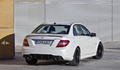 Mercedes C63 AMG - blanche - 3/4 arrière droit