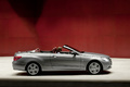 Mercedes Class E 500 Cabrio grise vue de profil.