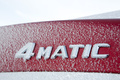 Mercedes CLS 4Matic - rouge - dans la neige, détail, logo 4Matic