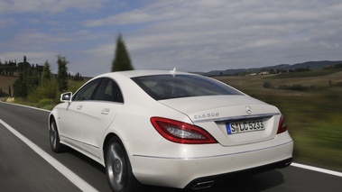 Mercedes CLS 500 blanc 3/4 arrière gauche travelling